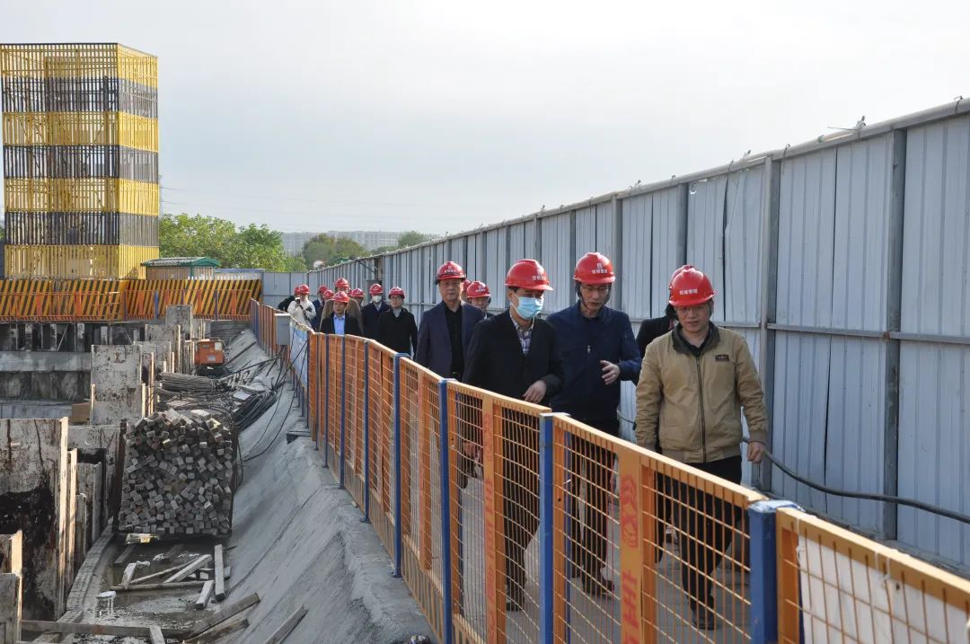 山東公用控股有限公司黨委書記、董事長李魯一行蒞臨商達公用考察指導